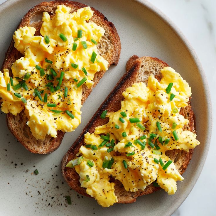  Scrambled egg on toast (570 kcal)